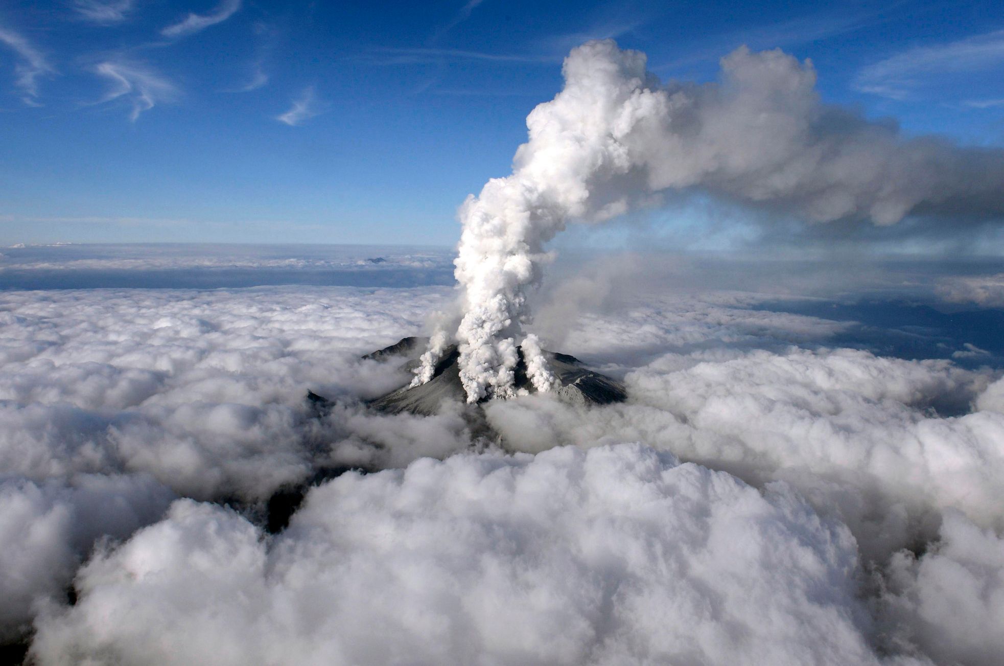 Foto / Sopky / Ontake / Kouřící sopka v Japonsku / Reuters / 2014