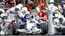 Pilot BMW Sauber Nick Heilfeld při zastávce v boxech na Velké ceně Belgie.