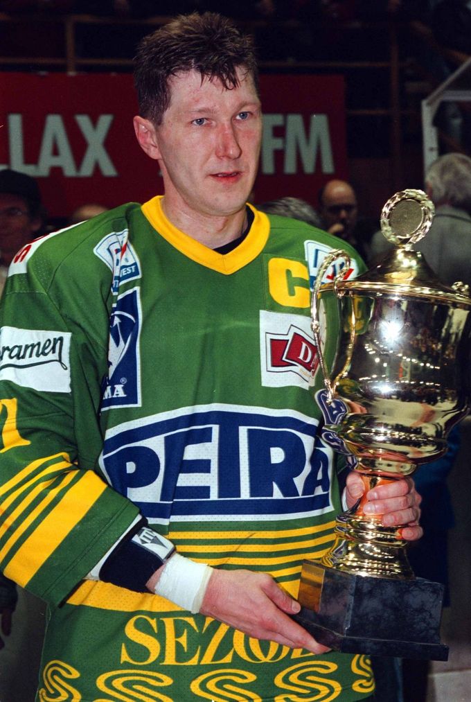 Kapitán vsetínského týmu Alexej Jaškin s pohárem\fs9\ pro vítěze letošního ročníku hokejové extraligy po vítězství nad Třincem v pondělním třetím finálovém utkání. 1998