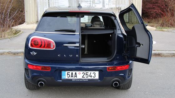 Nová generace Mini Clubman je jediným kombíkem s dvoudílnými křídlovými dveřmi. Ostatní mají jednodílné dveře výklopné vzhůru.