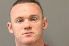 Rooneyho skandál. Opilý anglický útočník skončil po příletu do Washingtonu ve vězení