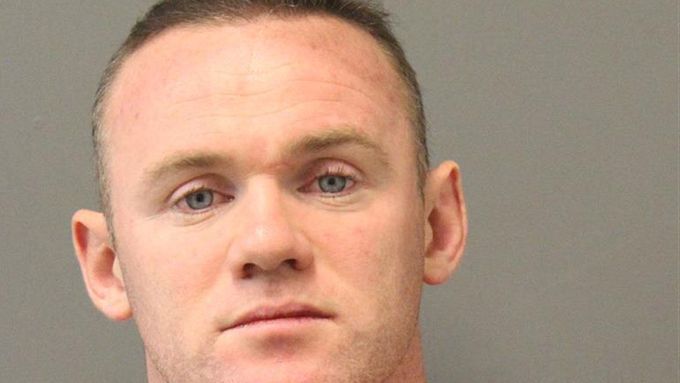 Wayne Rooney a jeho policejní fotografie po zatčení a uvěznění