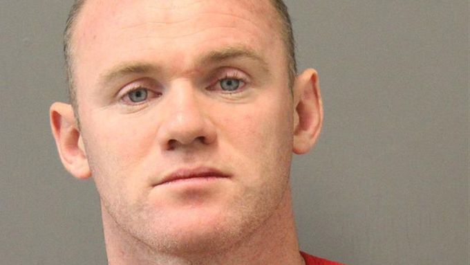 Wayne Rooney a jeho policejní fotografie po zatčení a uvěznění
