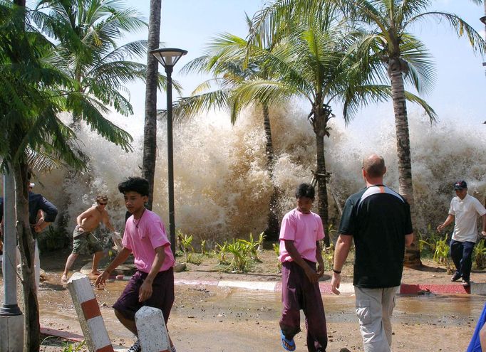 Uplynulo 15 let od ničivé vlny tsunami, která si 26. prosince 2004 vyžádala na pobřeží Indického oceánu v jihovýchodní Asii přes 230 000 mrtvých.