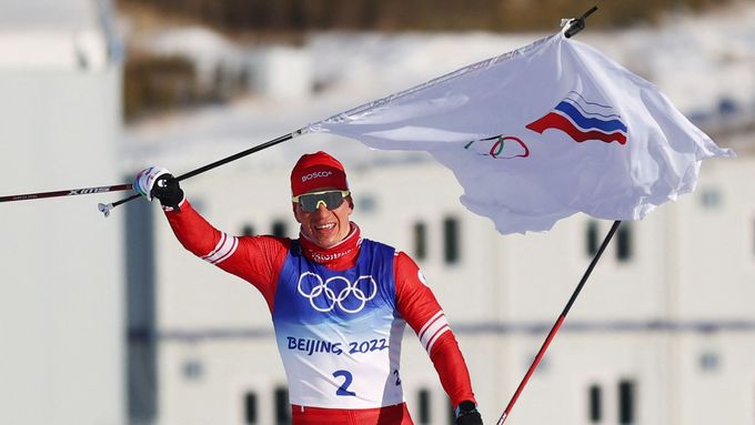 Alexander Bolšunov slaví vítězství ve skiatlonu na olympiádě v Pekingu 2022