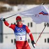 Alexander Bolšunov slaví vítězství ve skiatlonu na olympiádě v Pekingu 2022