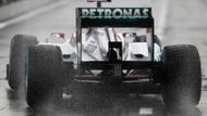 Se silným deštěm si překvapivě neporadil sedminásobný světový šampion Michael Schumacher, který tři minuty před koncem druhého tréninku dostal smyk.