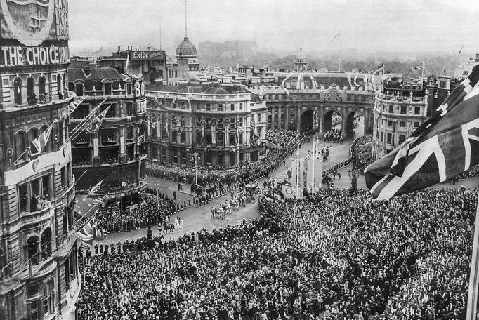 Davy lidí na Trafalgarském náměstí v Londýně sledují korunovační průvod královny Alžběty II. v roce 1953