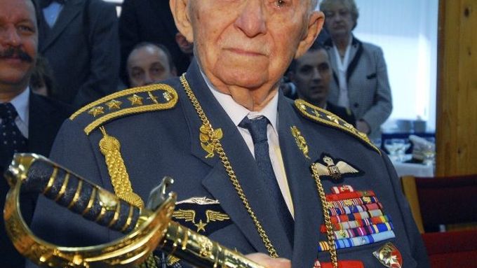 Slavný pilot z druhé světové války František Peřina pokračoval 6. dubna v oslavách 95. narozenin. V základní škole v pražských Řepích, která nese jeho jméno, dostal od ministra obrany Karla Kühnla čestný kord.
