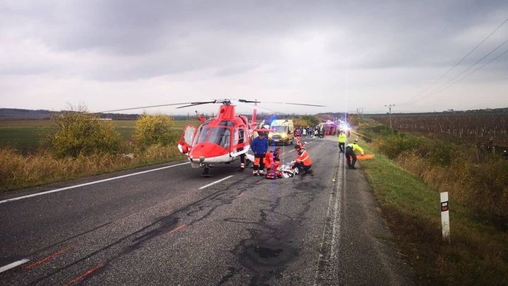 Nejméně 13 lidí zemřelo při nehodě kamionu a autobusu u Nitry na jihu Slovenska