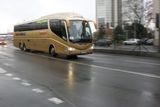 Od začátku října začaly na této lince jezdit také zlaté autobusy společnosti Asiana, které dříve jezdily hlavně z Prahy do Karlových Varů.