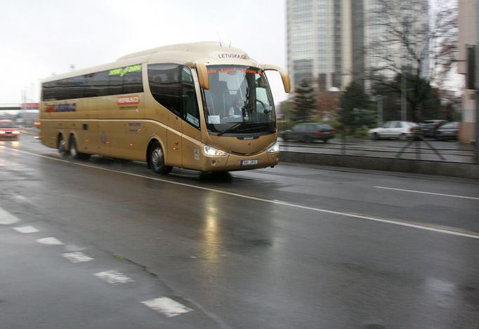 Od začátku října začaly na této lince jezdit také zlaté autobusy společnosti Asiana, které dříve jezdily hlavně z Prahy do Karlových Varů.