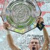 Fotbalista Alexandar Kolarov slaví vítězství anglického superpoháru Community Shield 2012 mezi Manchesterem City a Chelsea.