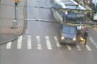 Video: Autobus se řítil přes přechod, muže minul o vlas