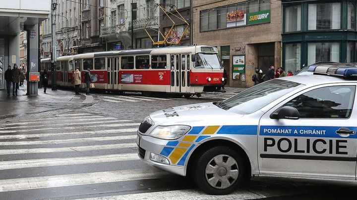 Maskovaní lupiči ukradli v nákupním centru v Praze 4 šperky a hodinky za 20 milionů