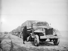 Konvoj Studebakerů v Perském koridoru, jímž se jich do SSSR dostala většina.