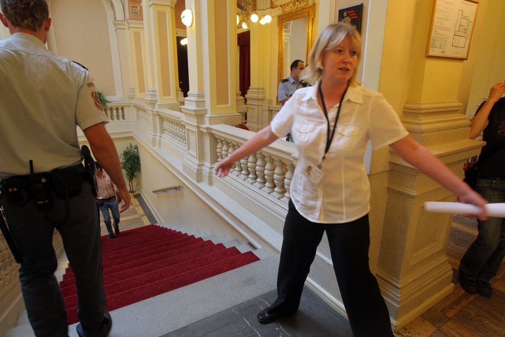Sazka; věřitelský výbor; Národní dům na Vinohradech