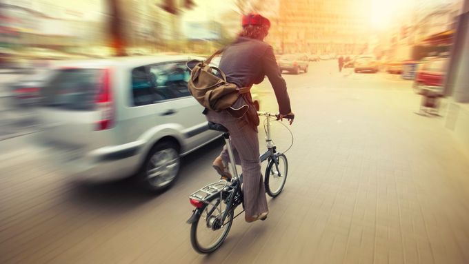 Cyklistů přibývá, bylo by skvělé, kdyby je řidiči začali brát vážně a poskytovali jim bezpečný prostor, když je předjíždějí.