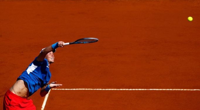 Český tenista Tomáš Berdych v semifinálovém utkání Davis Cupu 2012 s Argentincem Carlosem Berlocqem.