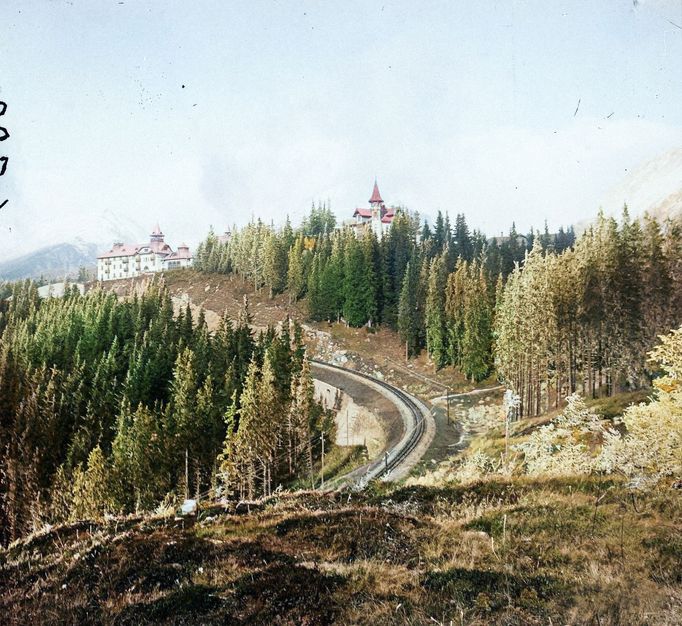 Ozubená železniční dráha nedaleko Štrbského plesa, Vysoké Tatry, 1906. Kolorovaný archivní snímek z tatranského pohoří na Slovensku.