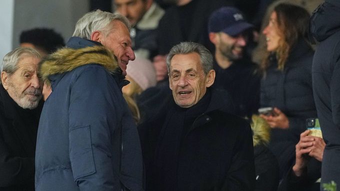 Ještě 22. listopadu se Nicolas Sarkozy objevoval na veřejnosti. V Paříži sledoval utkání PSG proti Le Havru.
