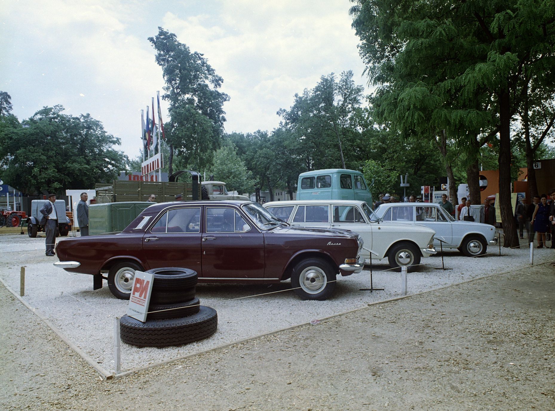 socialistické autosalony a veletrhy