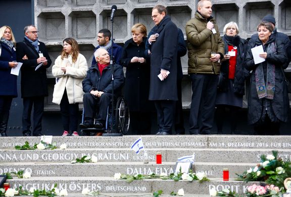 Schody vedoucí k berlínské katedrále císaře Viléma se jmény dvanácti obětí teroristického útoku. 