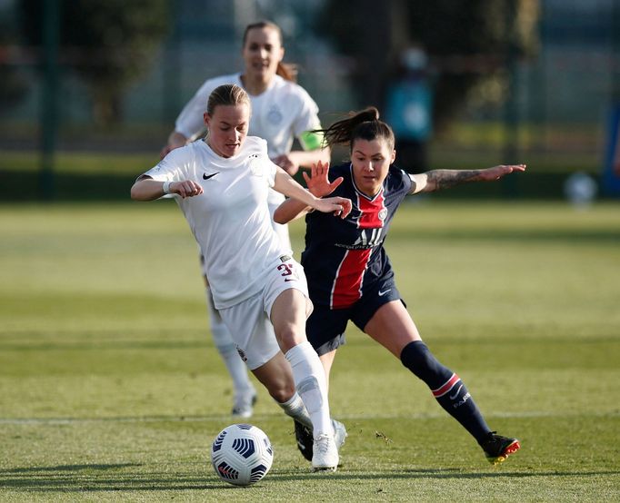 1. osmifinále Ligy mistryň 2020/21, PSG - Sparta: Anna Dlasková a Ramona Bachmannová.