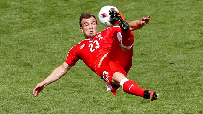 Švýcarský záložník Shaqiri se v osmifinále s Polskem blýsknul krásným gólem přes halvu, přesto nakonec slavil výhru soupeř.