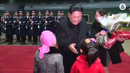 Kim Čong-un se vrátil vlakem do KLDR. Čekaly ho davy lidí s umělými květinami