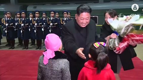 Kim Čong-un se vrátil vlakem do KLDR. Čekaly ho davy lidí s umělými květinami
