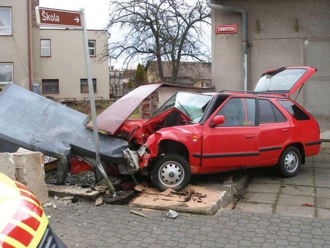 Řidič zdemoloval telefonní budku