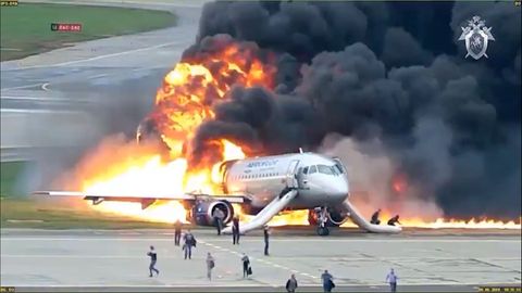 Lidé skákali přímo z hořícího letadla. Rusové zveřejnili záběry z tragické havárie
