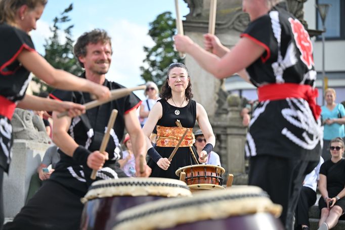 Vystoupení japonské bubenice Mihoko Umemury alias Ume se skupinou Wadaiko YosaYosa.