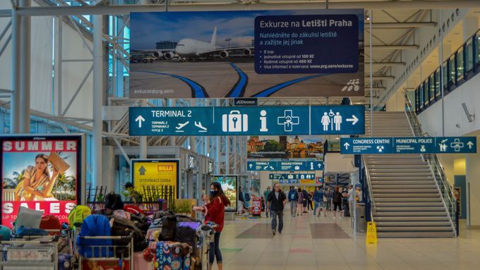 Letiště Praha těžce zasáhla koronavirová krize, letadly cestuje mnohem méně lidí.