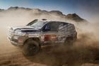 Z autosalonu vzhůru do pouště. Produkční auta připomínají původní kouzlo Dakaru