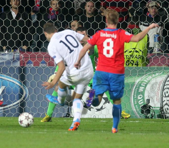 Plzeň vs. Manchester City, utkání Ligy mistrů (Džeko střílí gól)