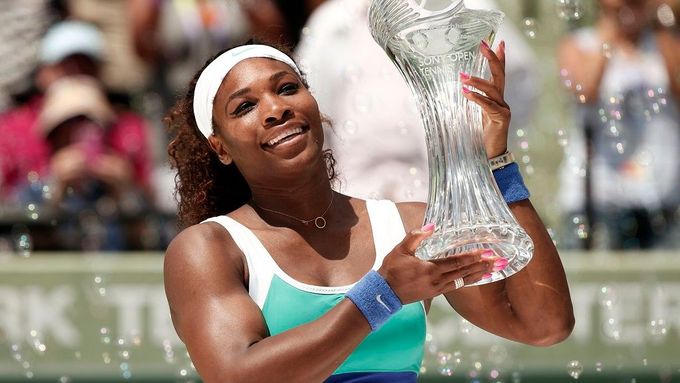 Serena Williamsová slaví svůj šestý triumf na turnaji v Miami.