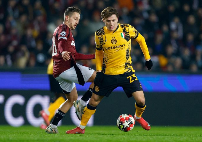 Tomáš Wiesner a Nicolo Barella v zápase LM Sparta Praha - Inter Milán