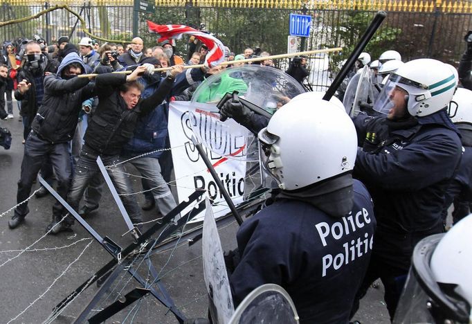 Belgian riot police try to block Arcelor Mittal workers from the Liege site from entering the zone where a political meeting is taking place, in Brussels January 25, 2013. ArcelorMittal, the world's largest steel producer, plans to shut a coke plant and six finishing lines at its site in Liege Belgium, affecting 1,300 employees, the group said on Thursday. REUTERS/Yves Herman (BELGIUM - Tags: BUSINESS CIVIL UNREST EMPLOYMENT TPX IMAGES OF THE DAY) Published: Led. 25, 2013, 12:57 odp.