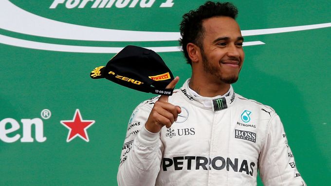 Spokojený Lewis Hamilton na stupních vítězů GP Kanady.