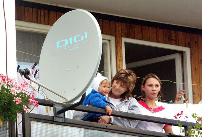 Müllerovi z Rybníka si satelitní anténu televize Digi TV nechali na balkon bytovky namontovat v pondělí.