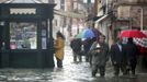 People walk in a flooded street during a period of seasonal high water in Venice November 1, 2012. The water level in the canal city rose to 140 cm (55 inches) above normal, according to the monitoring institute. REUTERS/Manuel Silvestri (ITALY - Tags: ENVIRONMENT SOCIETY) Published: Lis. 1, 2012, 1:23 odp.