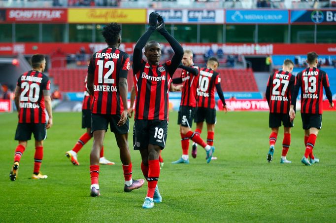 Moussa Diaby slaví gól Leverkusenu v německé lize.