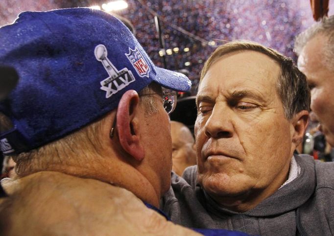 Kouč Patriotů Bill Belichick (vpravo) gratuluje svému protějšku Tomu Coughlinovi