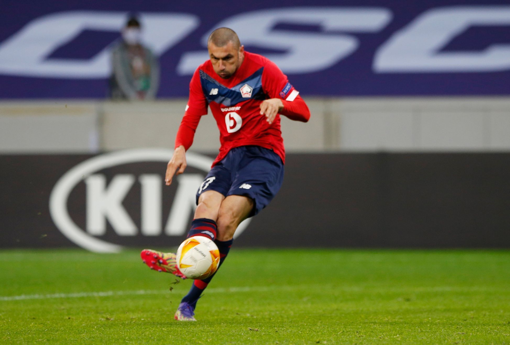 Burak Yilmaz dává gól v zápase Evropské ligy Lille - Sparta