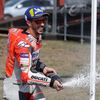 Andrea Dovizioso slaví vítězství v závodě MotoGP v Brně 2018.