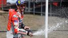 Andrea Dovizioso slaví vítězství v závodě MotoGP v Brně 2018.