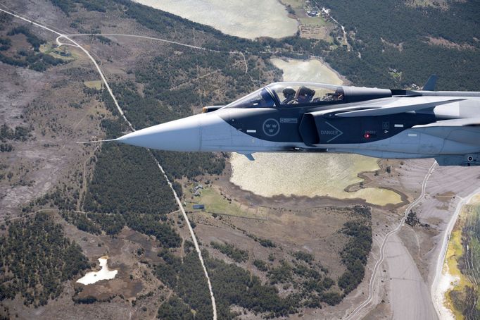 Švédský stíhací letoun JAS-39 Gripen letí nad švédským ostrovem Gotland.
