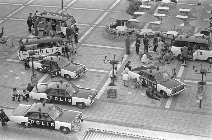 Policejní vozy naproti bance Kreditbanken na náměstí Norrmalmstorg ve Stockholmu 23. srpna 1973, kde lupiči drželi rukojmí při neúspěšném pokusu o vyloupení banky.
